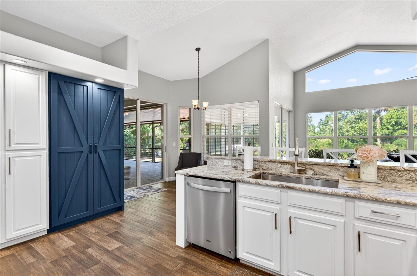 Listing photo id 11 for 2603 Cathedral Oaks Place