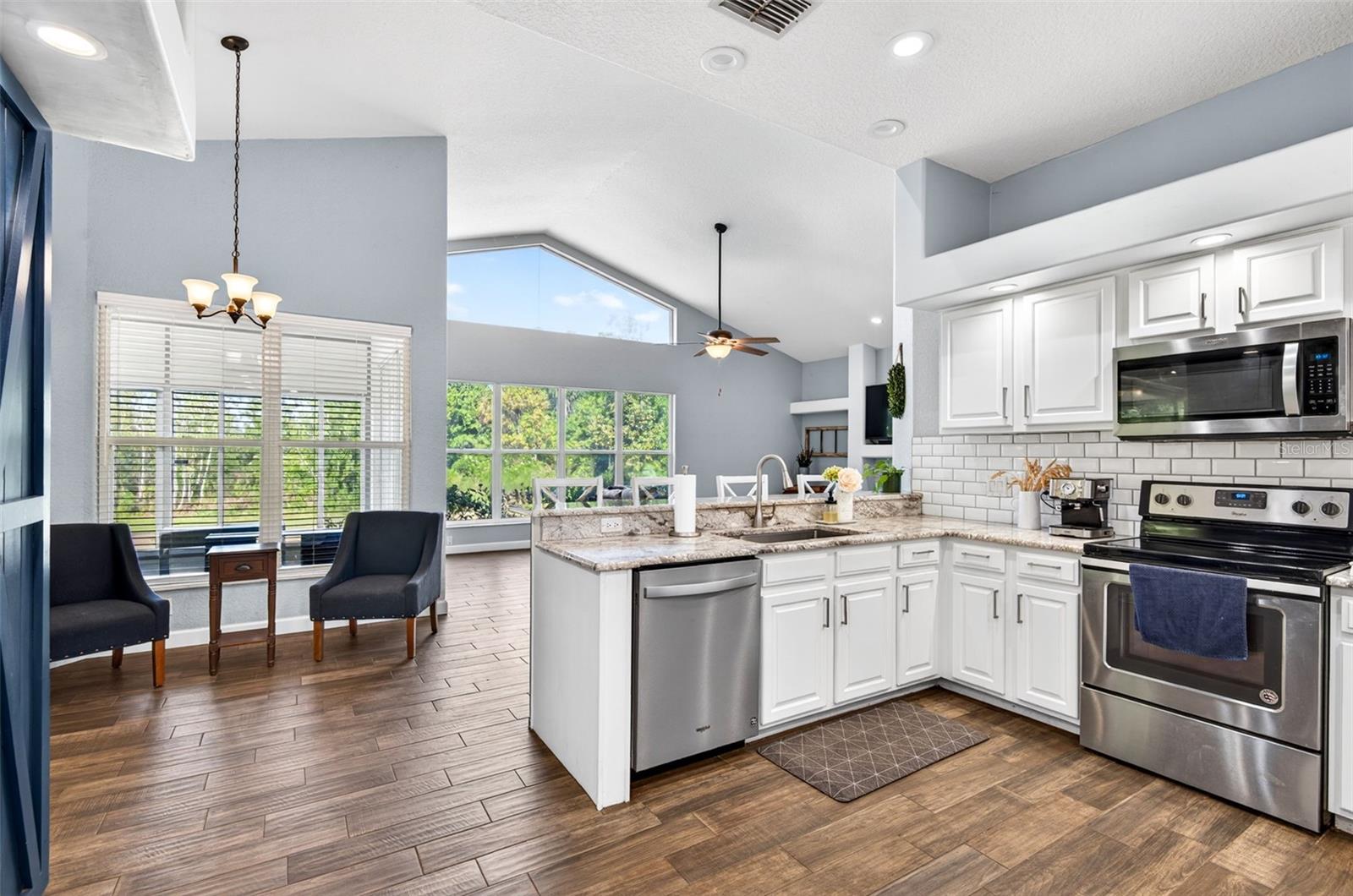Listing photo id 12 for 2603 Cathedral Oaks Place