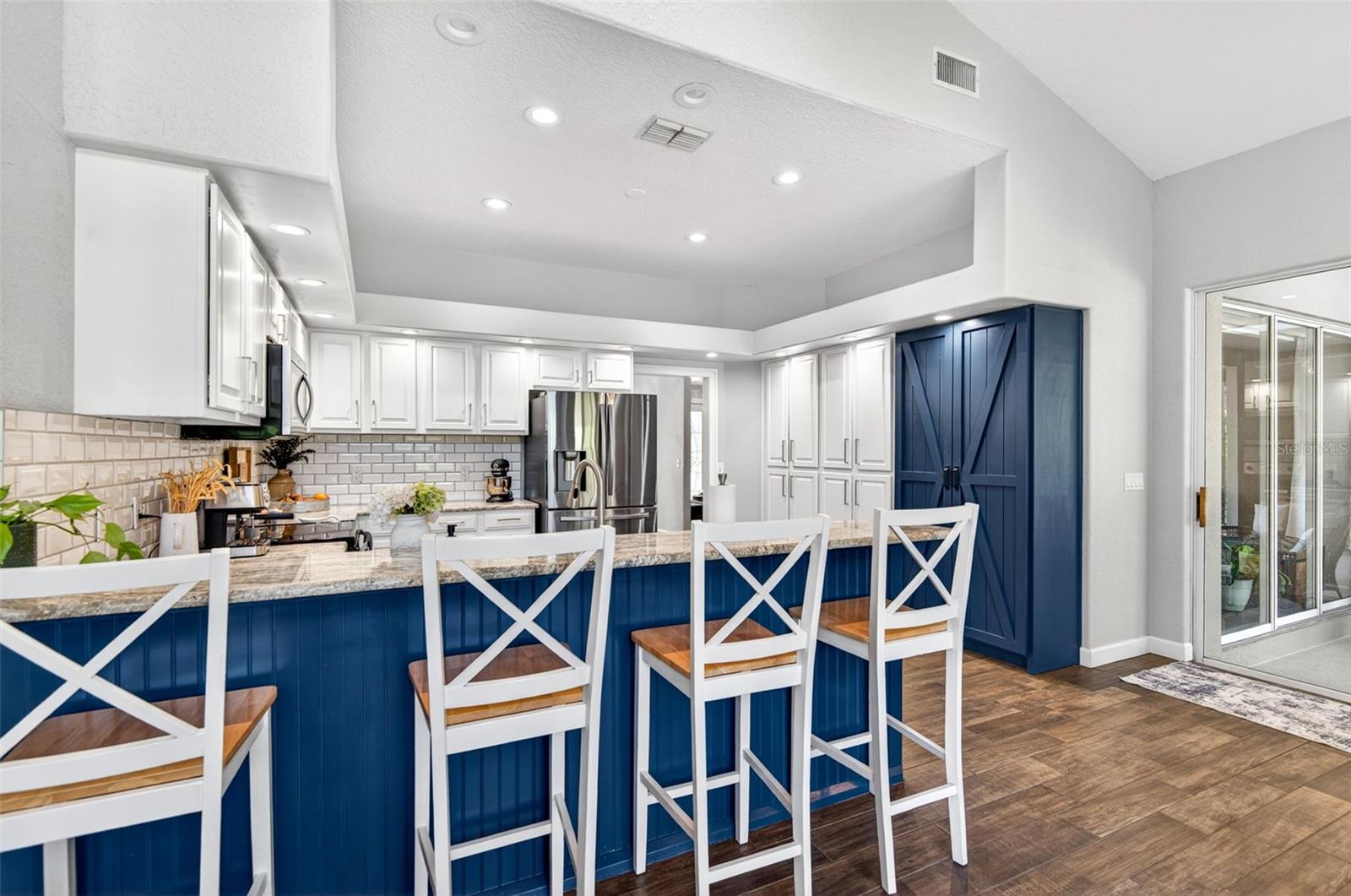 Listing photo id 18 for 2603 Cathedral Oaks Place