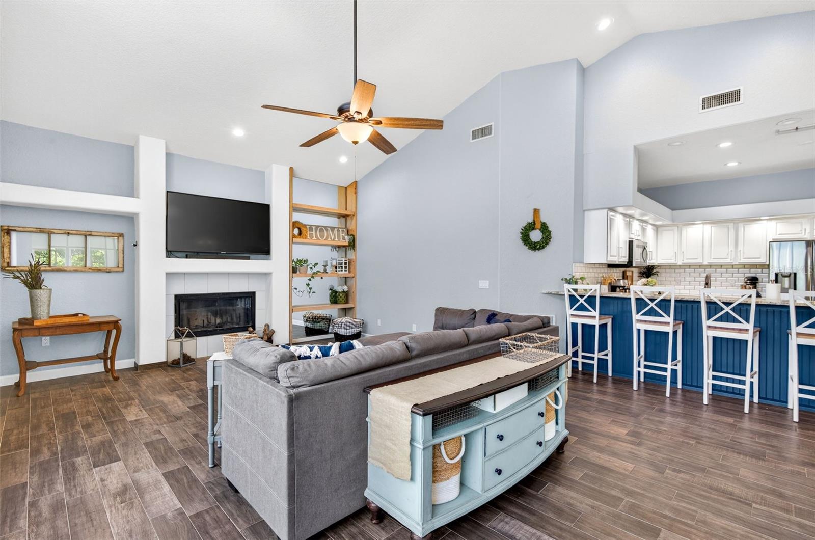 Listing photo id 21 for 2603 Cathedral Oaks Place