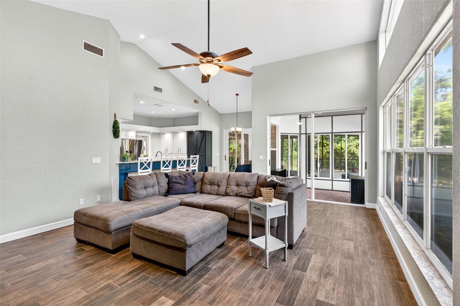 Listing photo id 22 for 2603 Cathedral Oaks Place