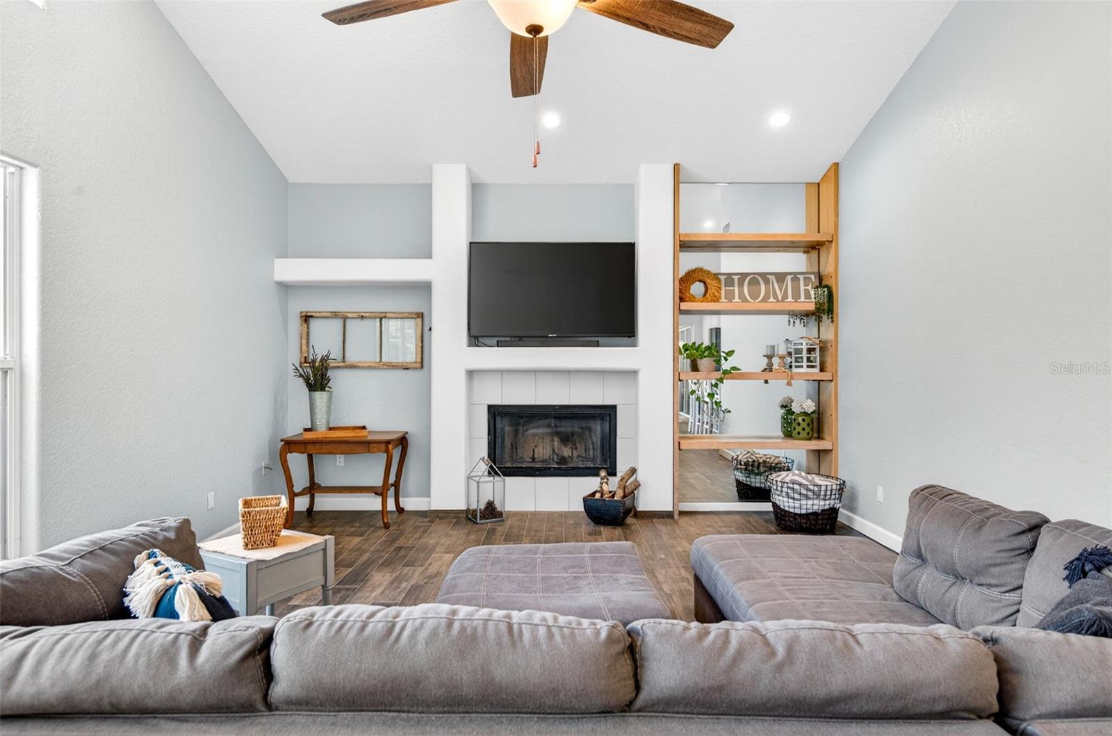 Listing photo id 23 for 2603 Cathedral Oaks Place