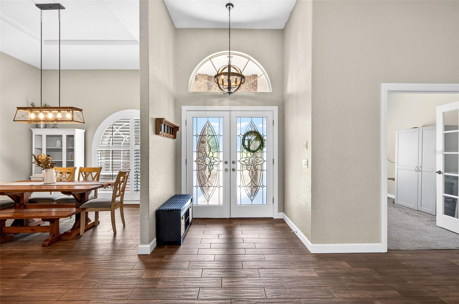 Listing photo id 2 for 2603 Cathedral Oaks Place