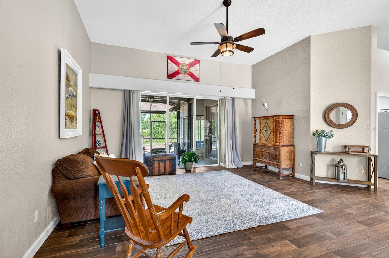 Listing photo id 4 for 2603 Cathedral Oaks Place