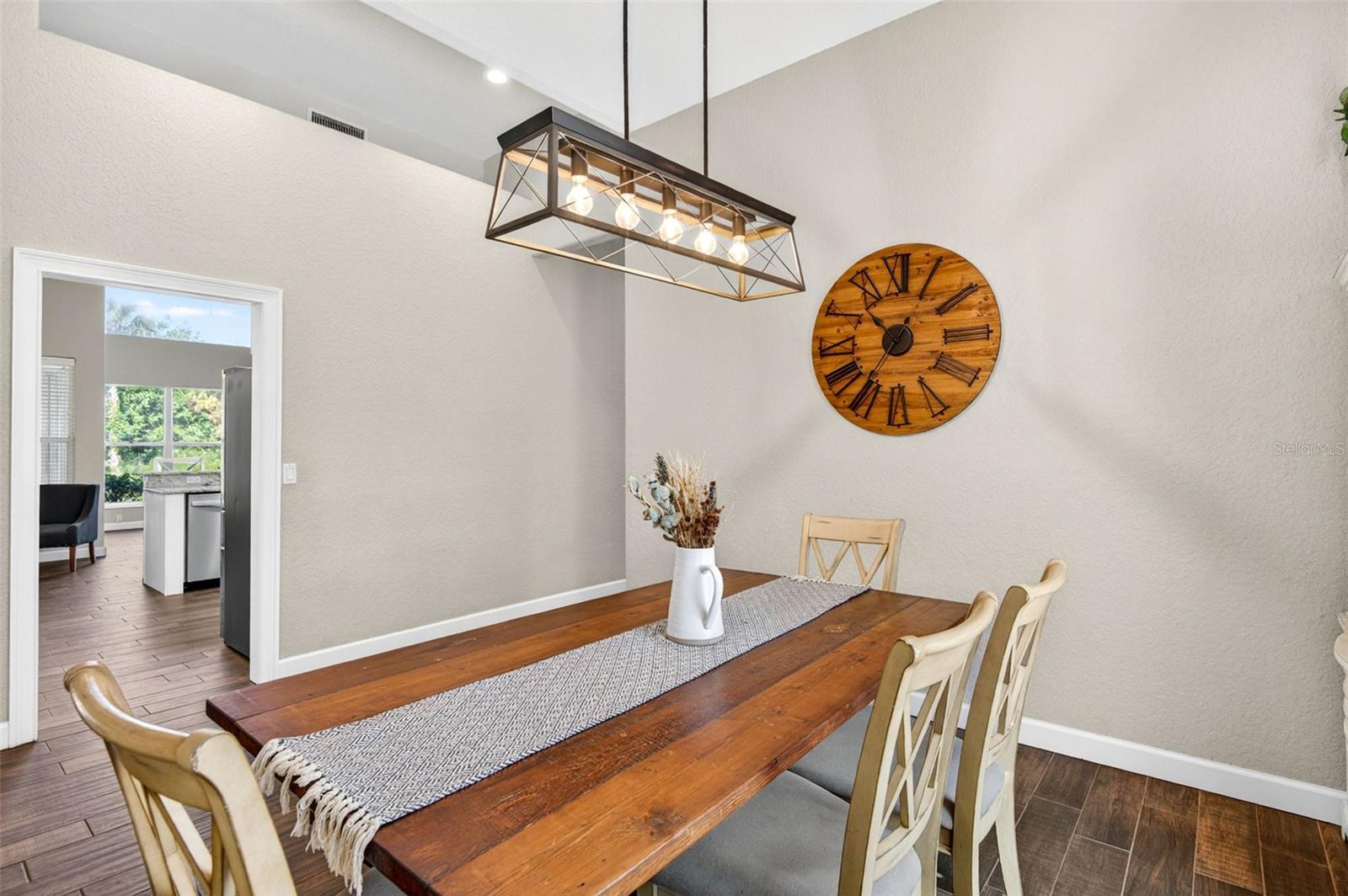 Listing photo id 7 for 2603 Cathedral Oaks Place