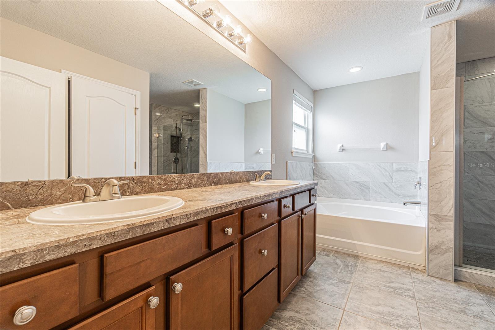 Image 19 of 40 For 11615 Warren Oaks Place