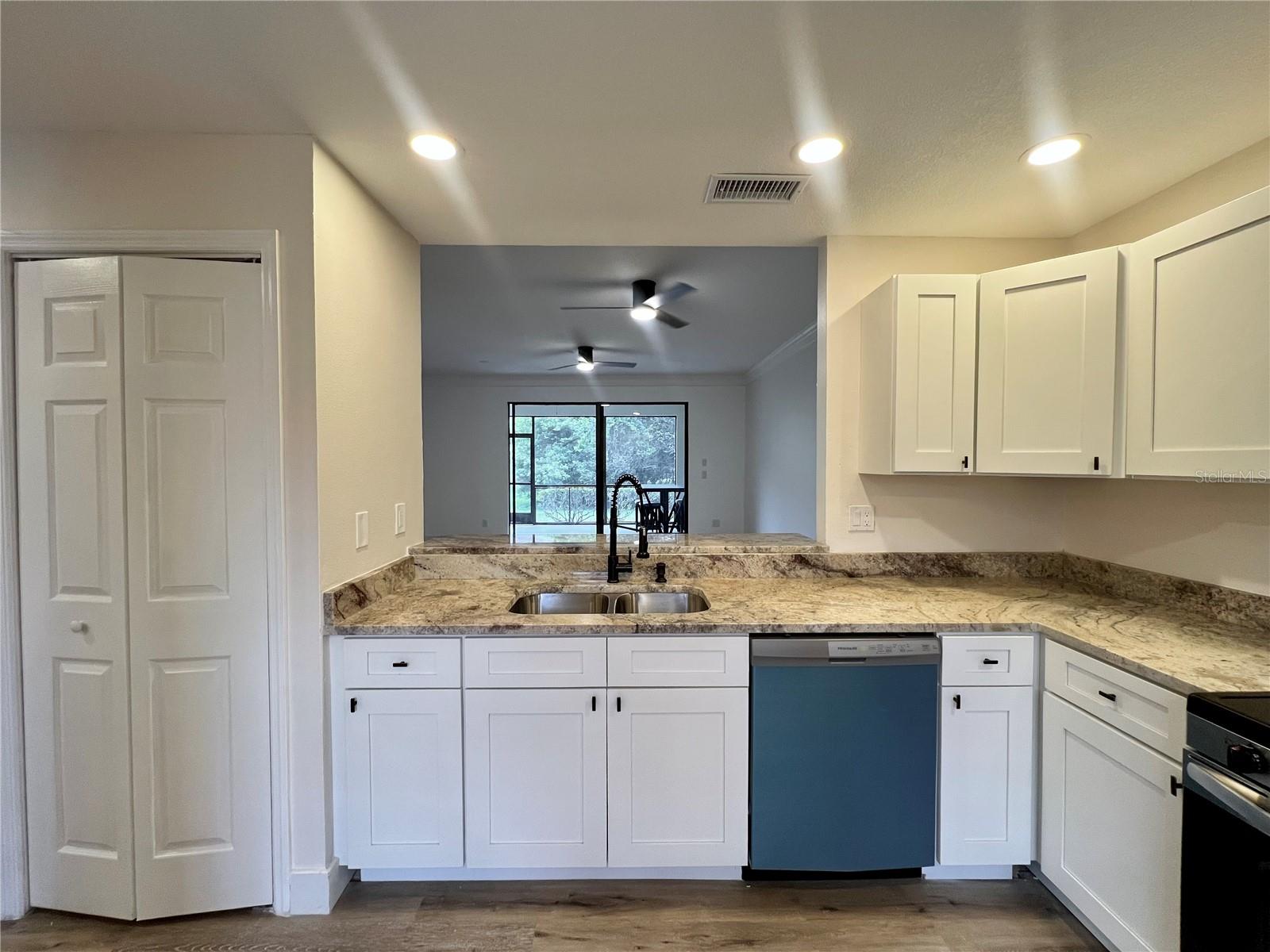 Image 17 of 42 For 3014 Red Oak Court 102