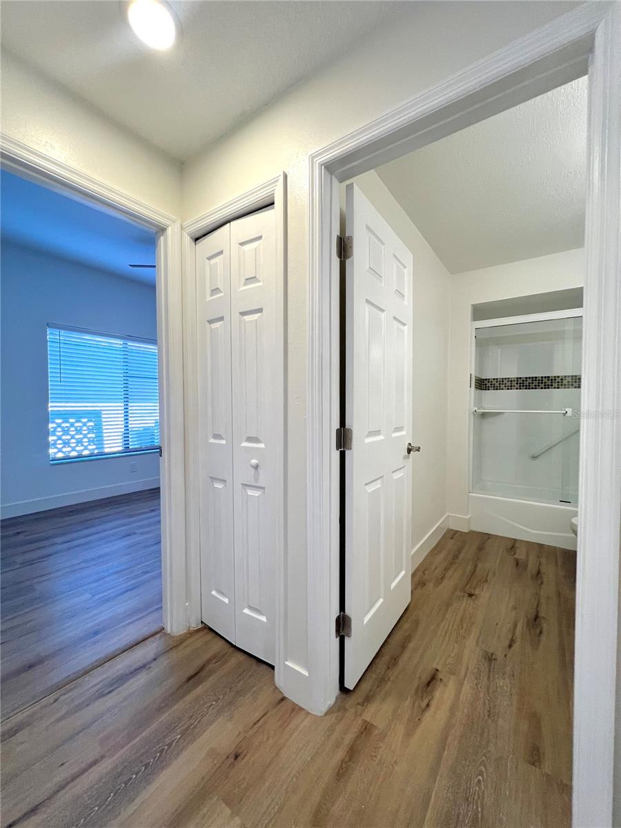 Image 18 of 42 For 3014 Red Oak Court 102
