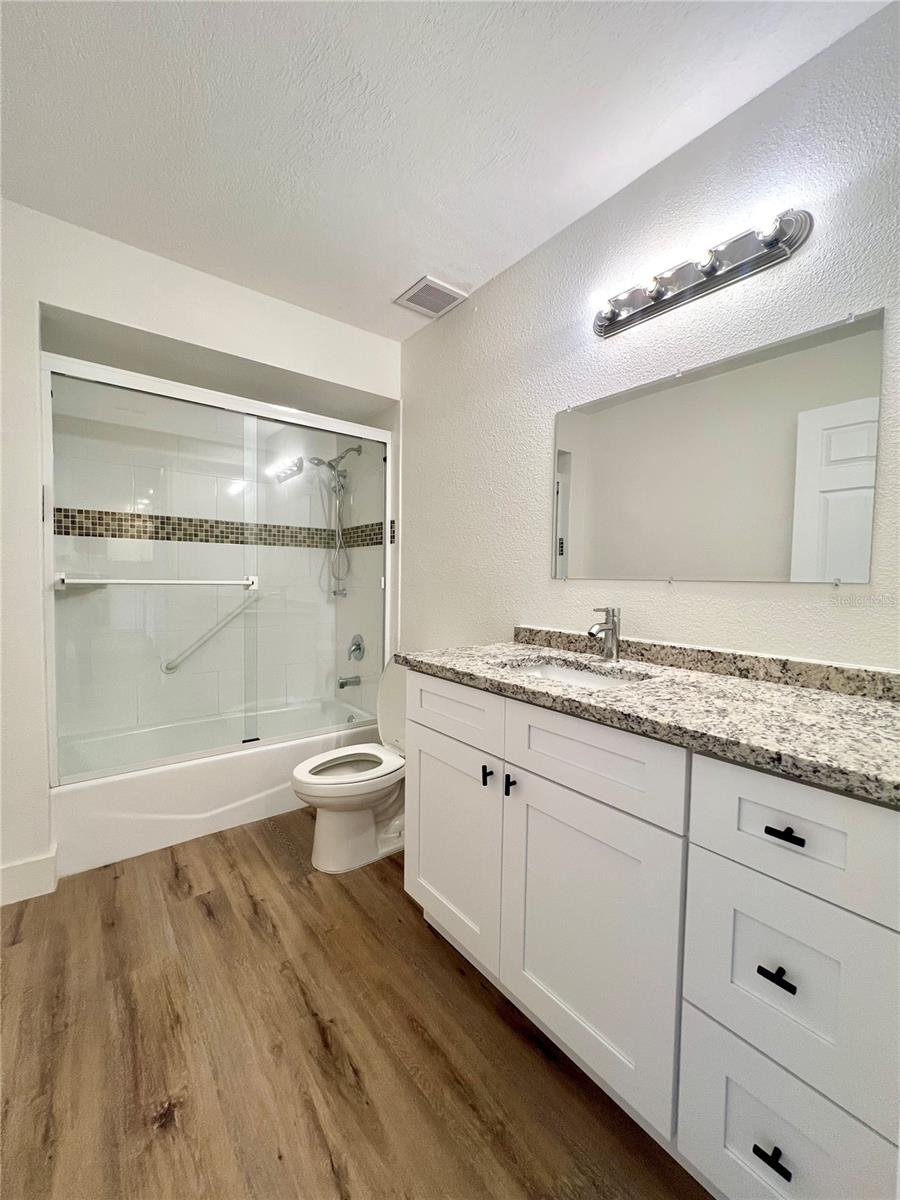 Image 21 of 42 For 3014 Red Oak Court 102
