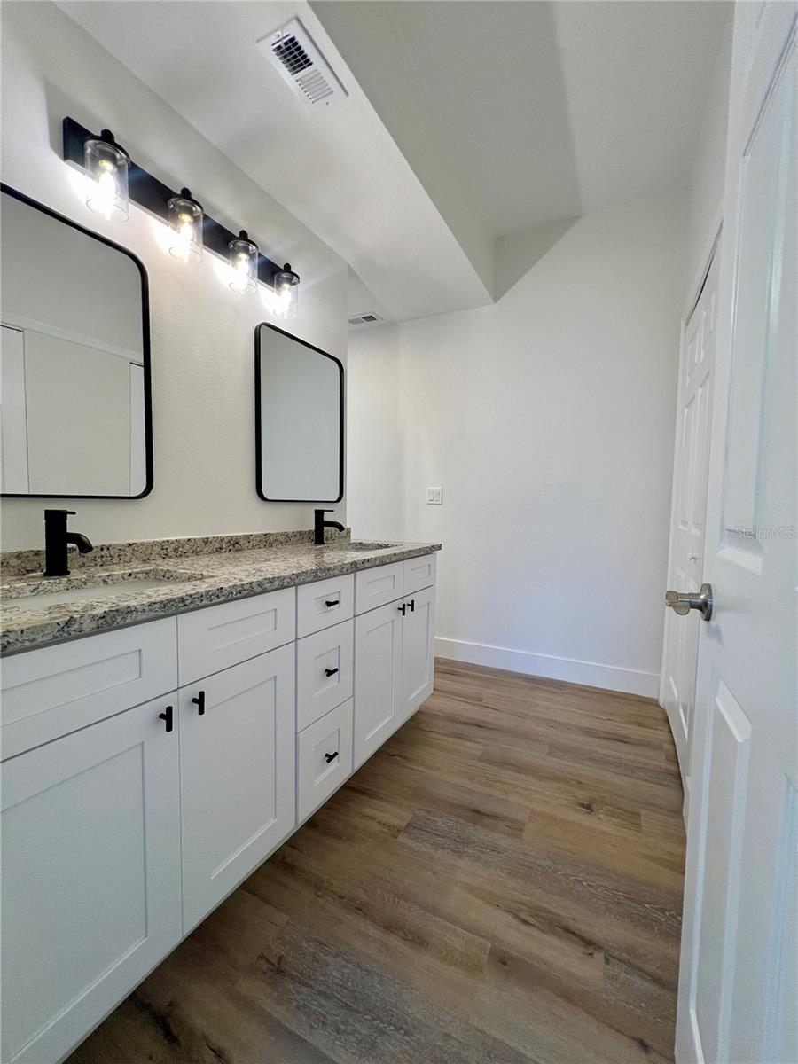 Image 34 of 42 For 3014 Red Oak Court 102