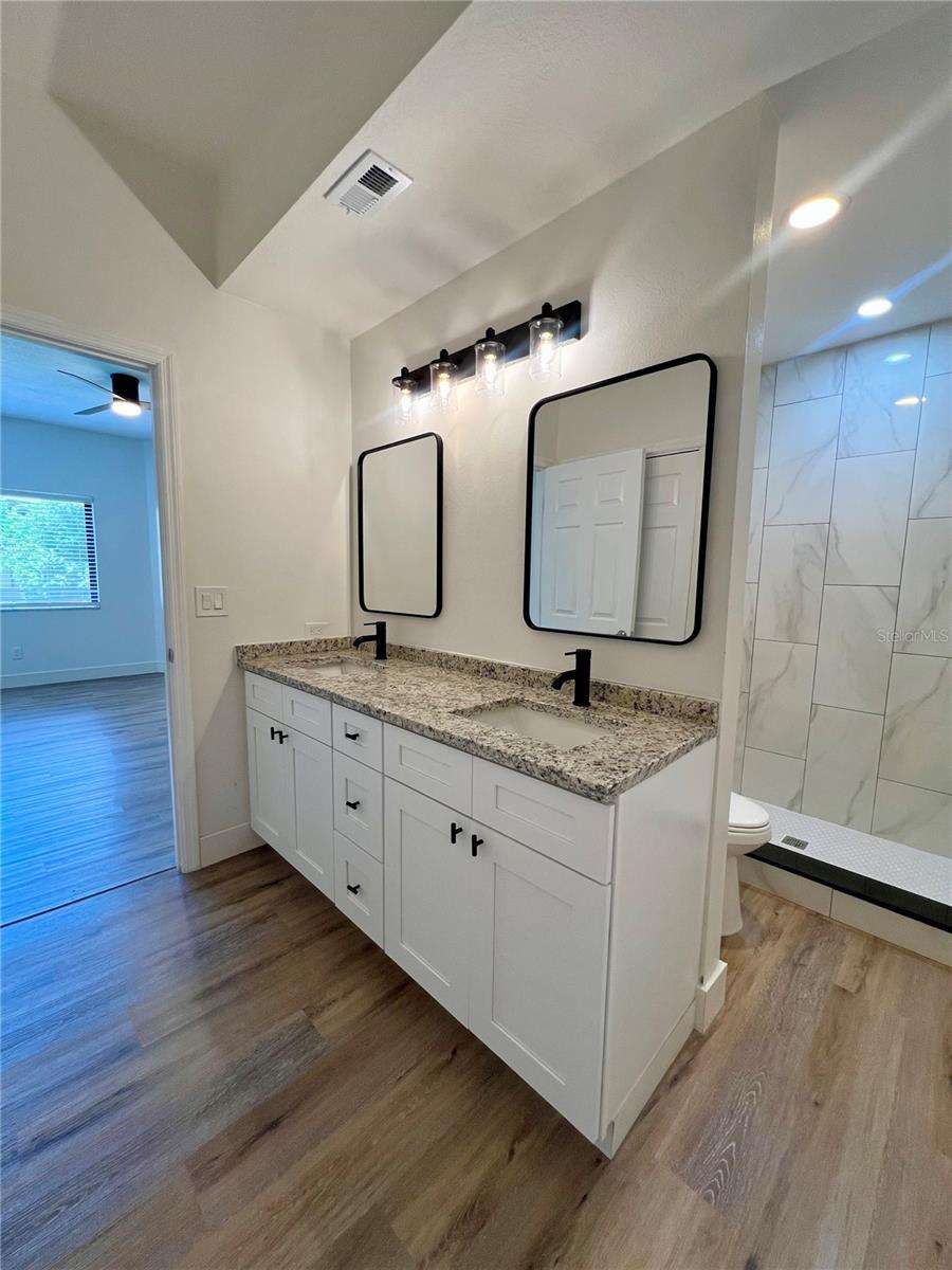 Image 35 of 42 For 3014 Red Oak Court 102