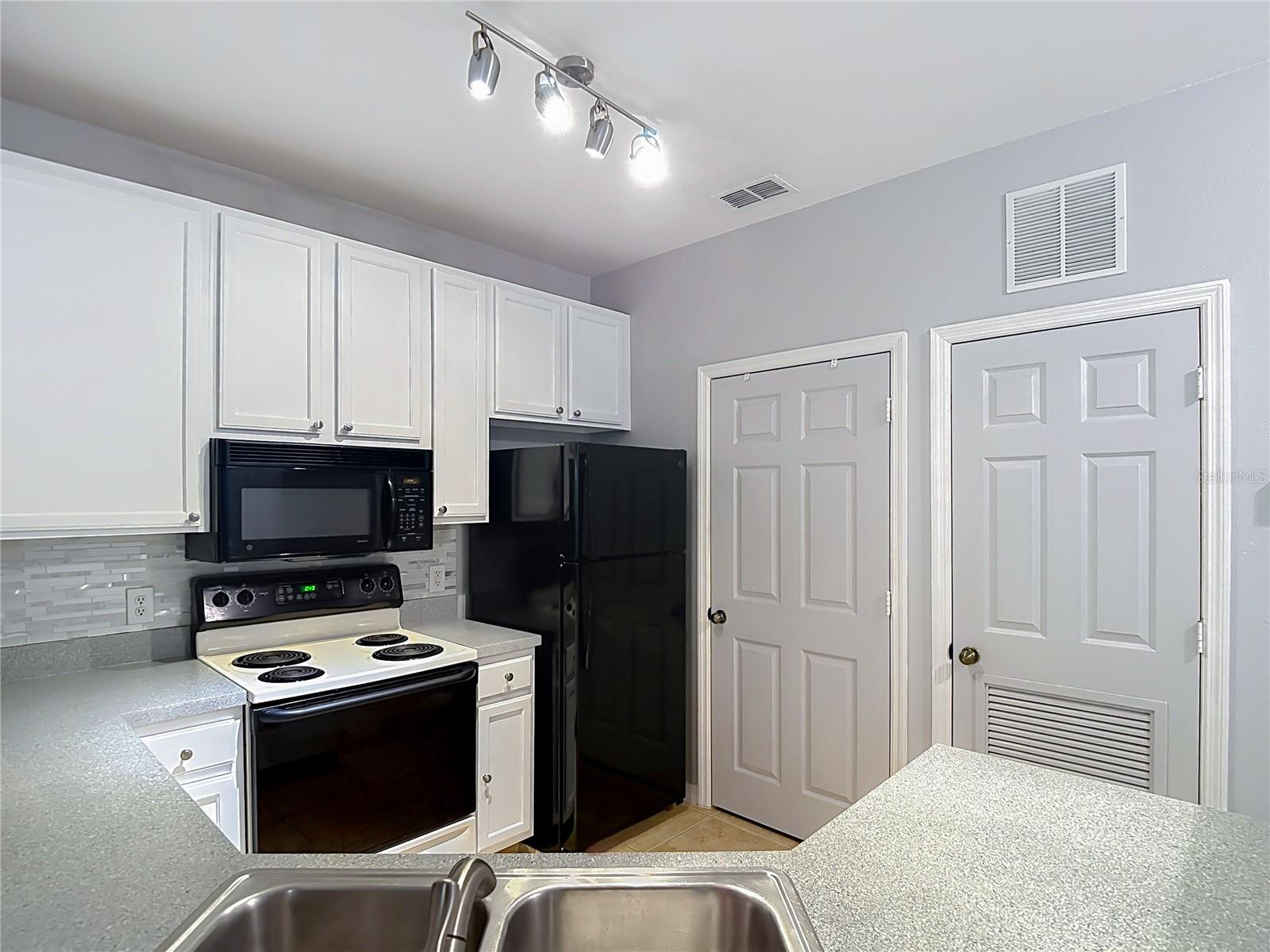 Image 11 of 75 For 10201 Courtney Palms Boulevard 203