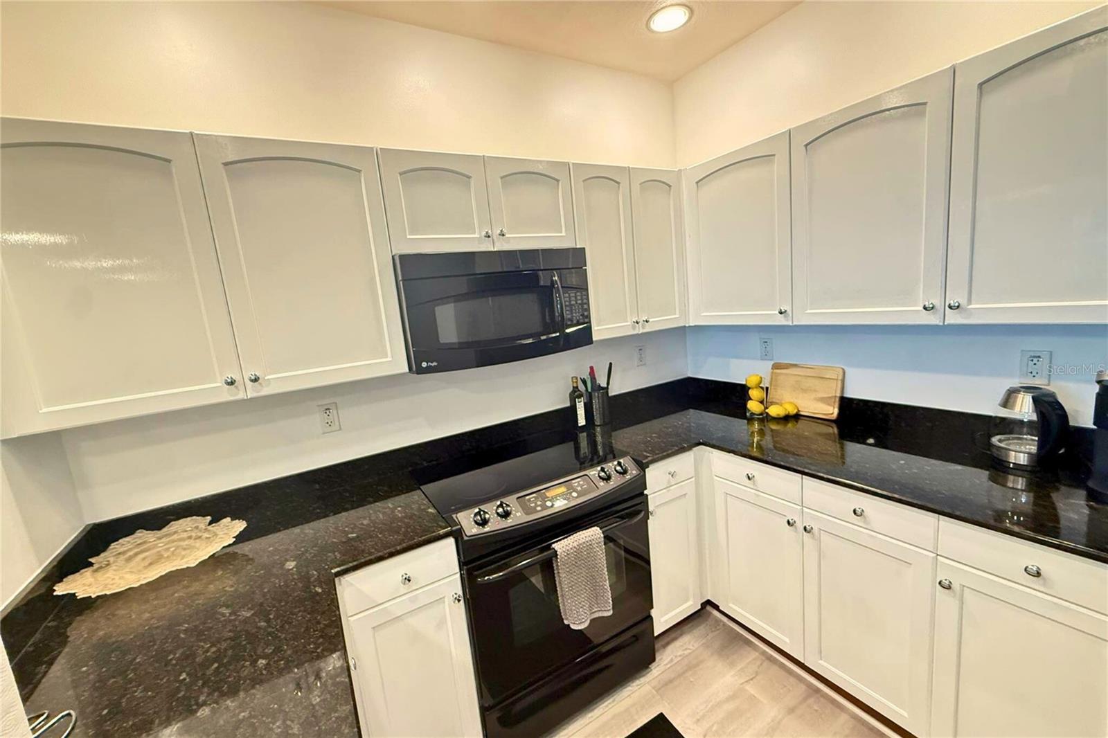 Image 6 of 51 For 628 Cleveland Street 1310