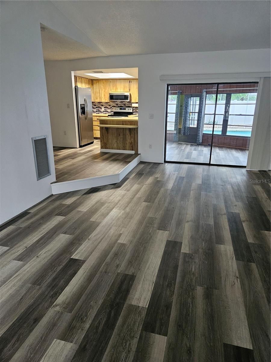 Image 3 of 20 For 11557 124th Terrace
