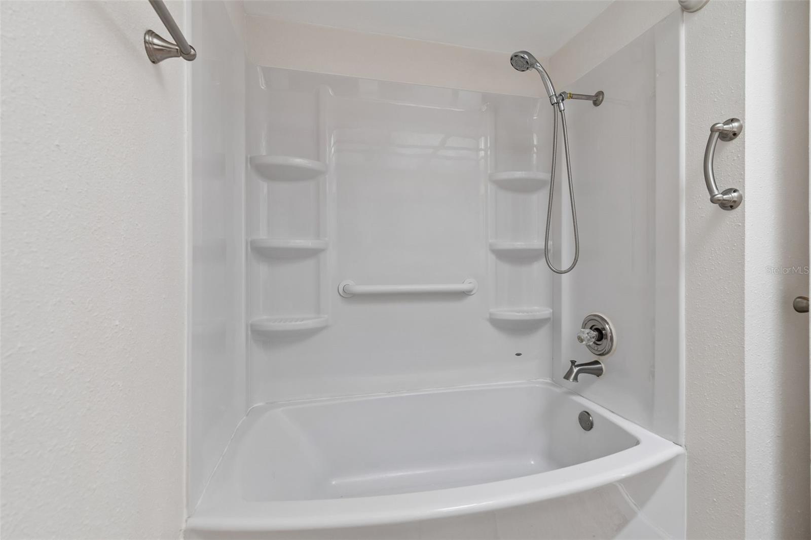 Listing photo id 36 for 2620 Giant Place