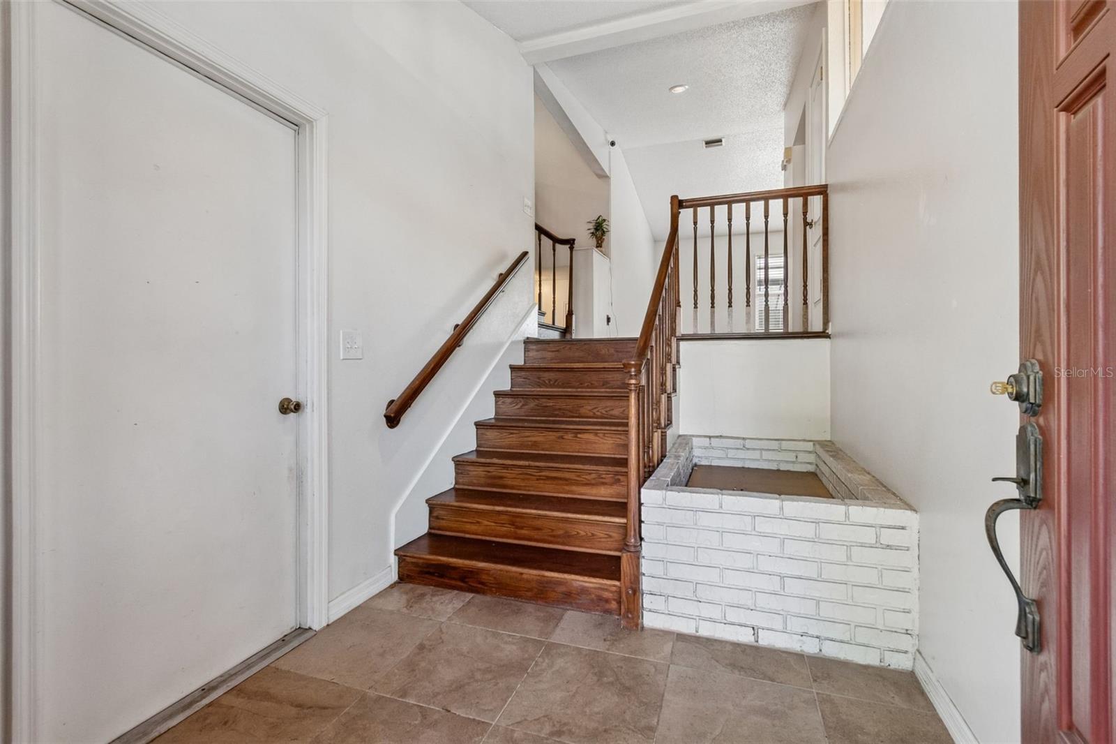 Listing photo id 2 for 2620 Giant Place