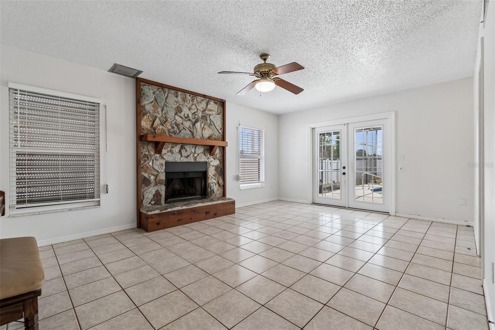 Listing photo id 41 for 2620 Giant Place