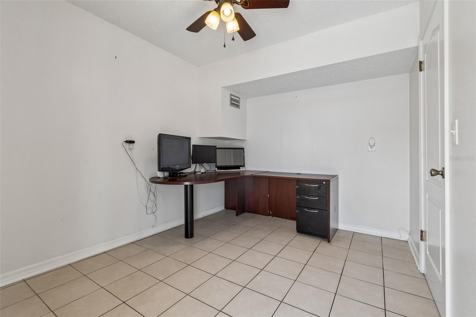 Listing photo id 45 for 2620 Giant Place