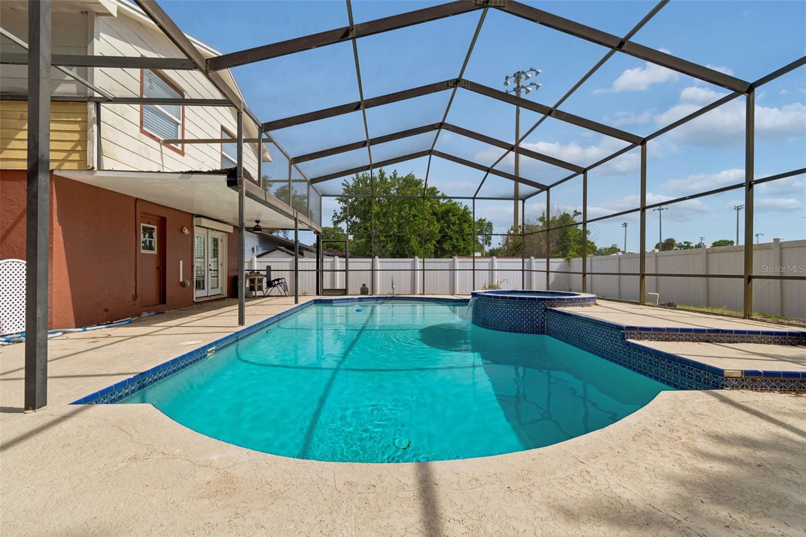 Listing photo id 48 for 2620 Giant Place