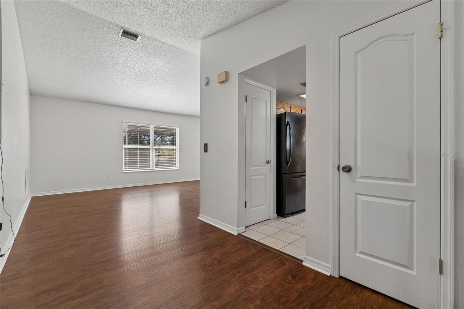 Listing photo id 4 for 2620 Giant Place
