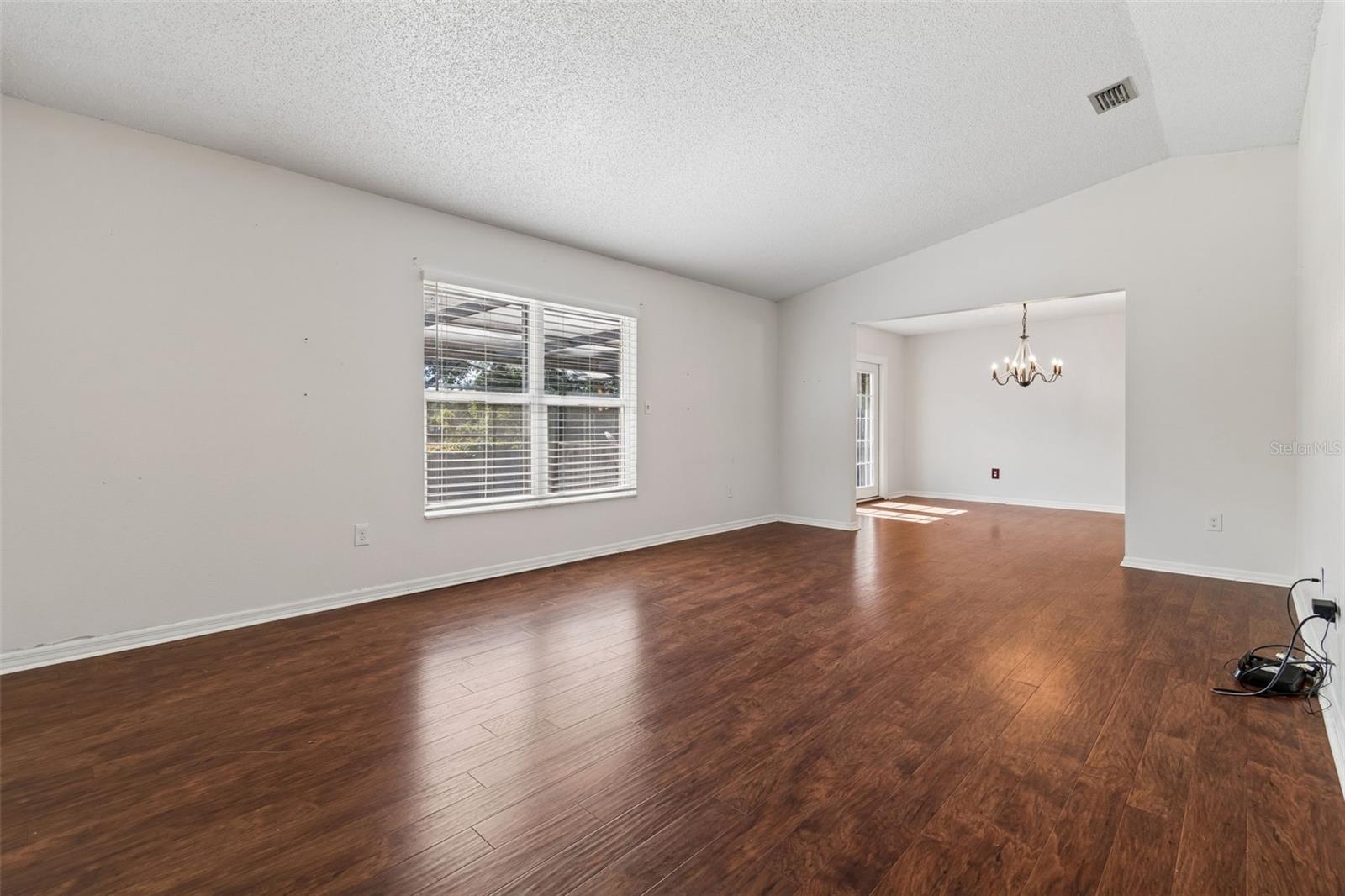Listing photo id 7 for 2620 Giant Place