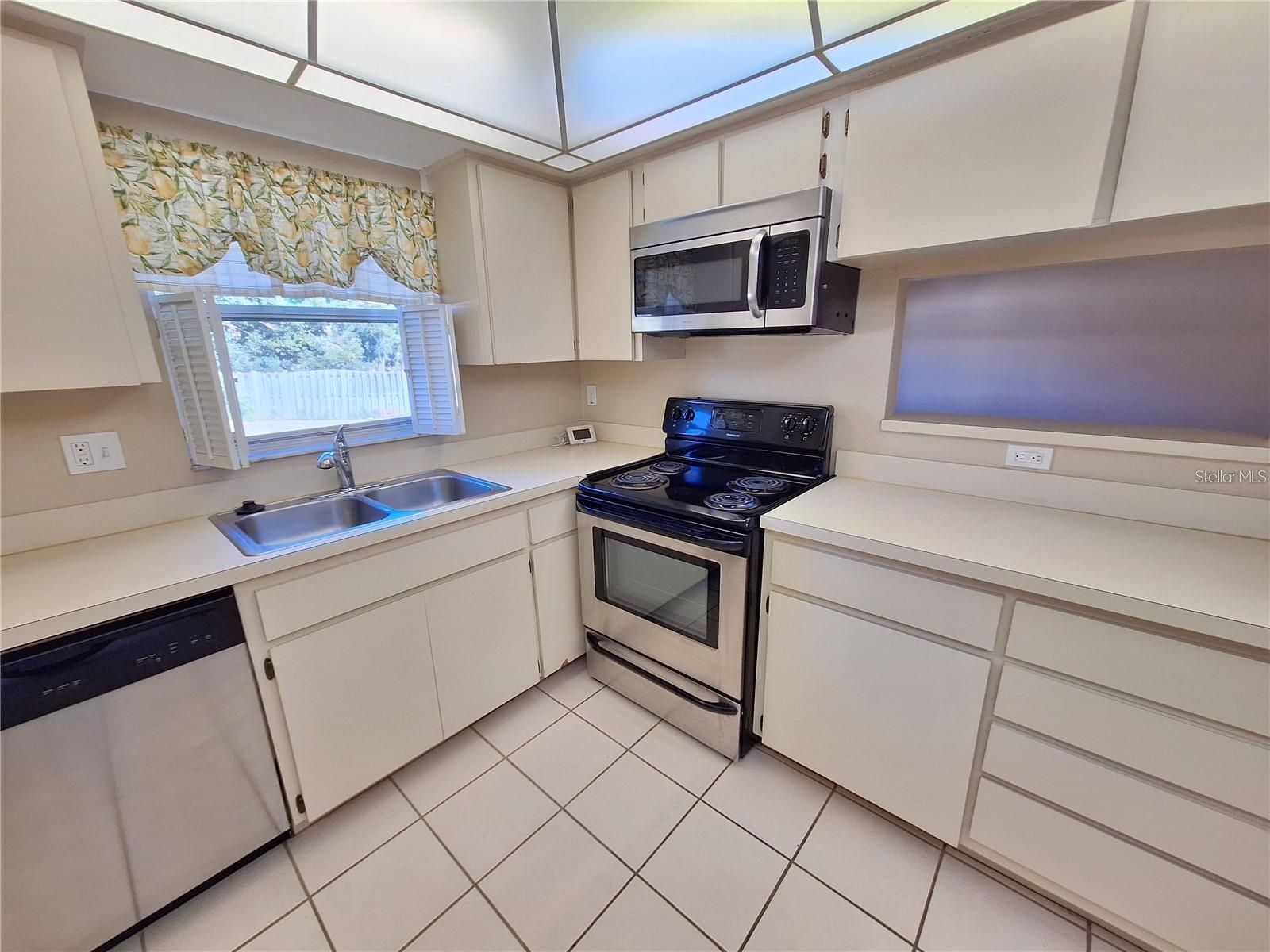 Image 10 of 27 For 3462 Maclaren Drive