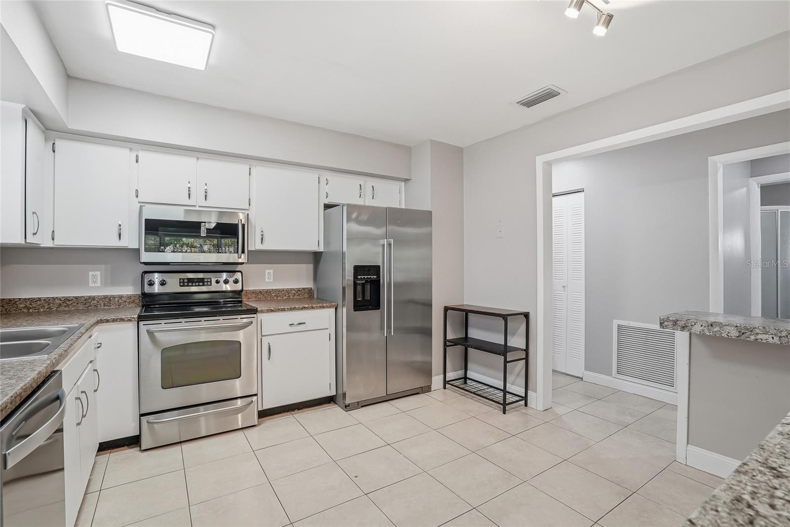 Image 11 of 30 For 3053 Oaklawn Ave