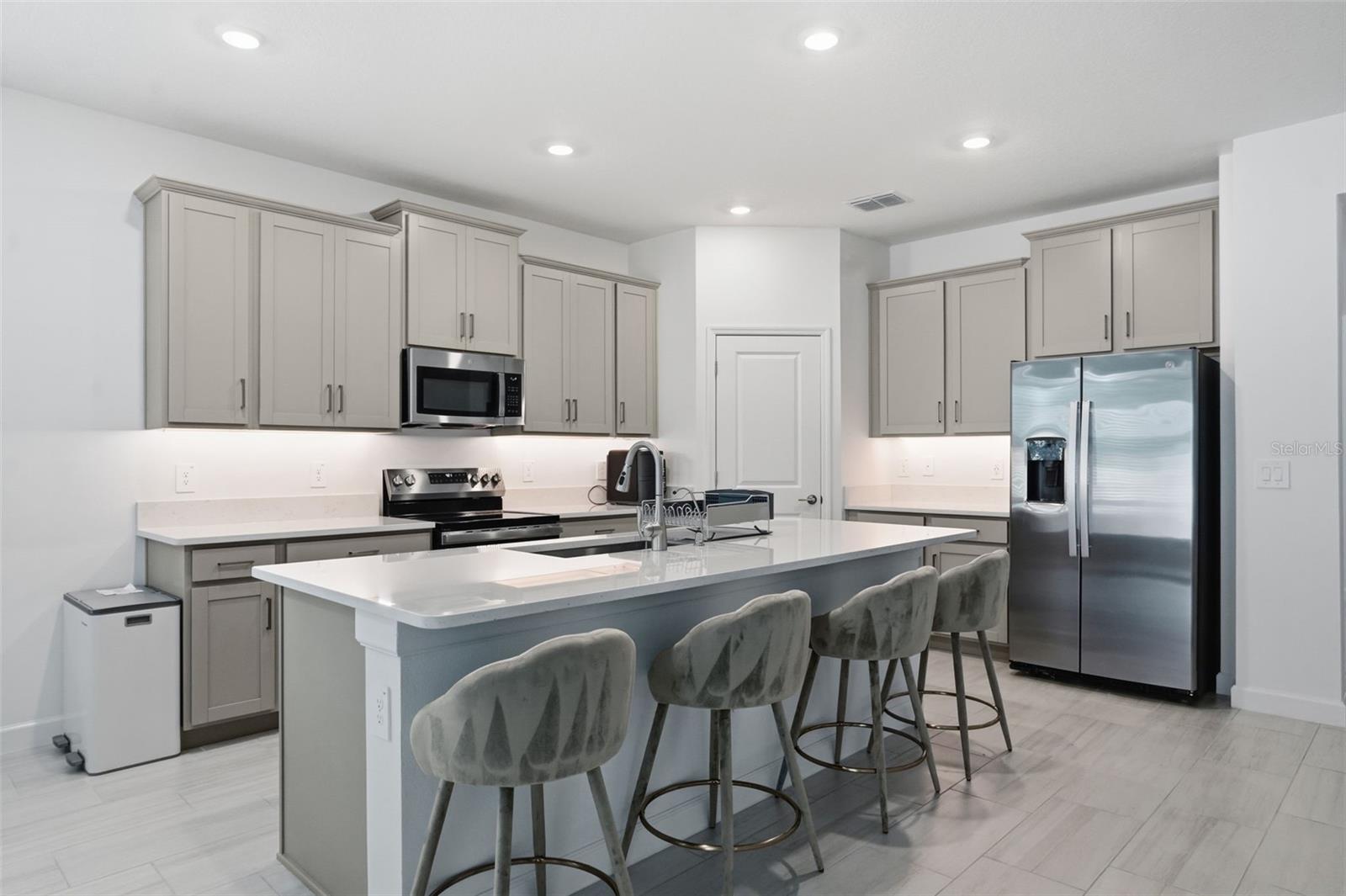 Listing photo id 10 for 10770 Tupper Cay Drive