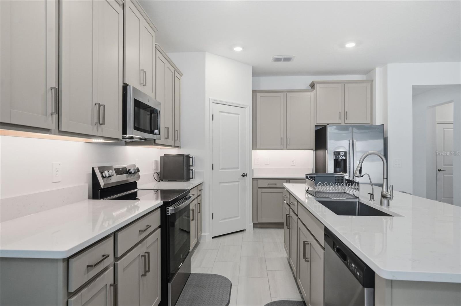 Listing photo id 11 for 10770 Tupper Cay Drive