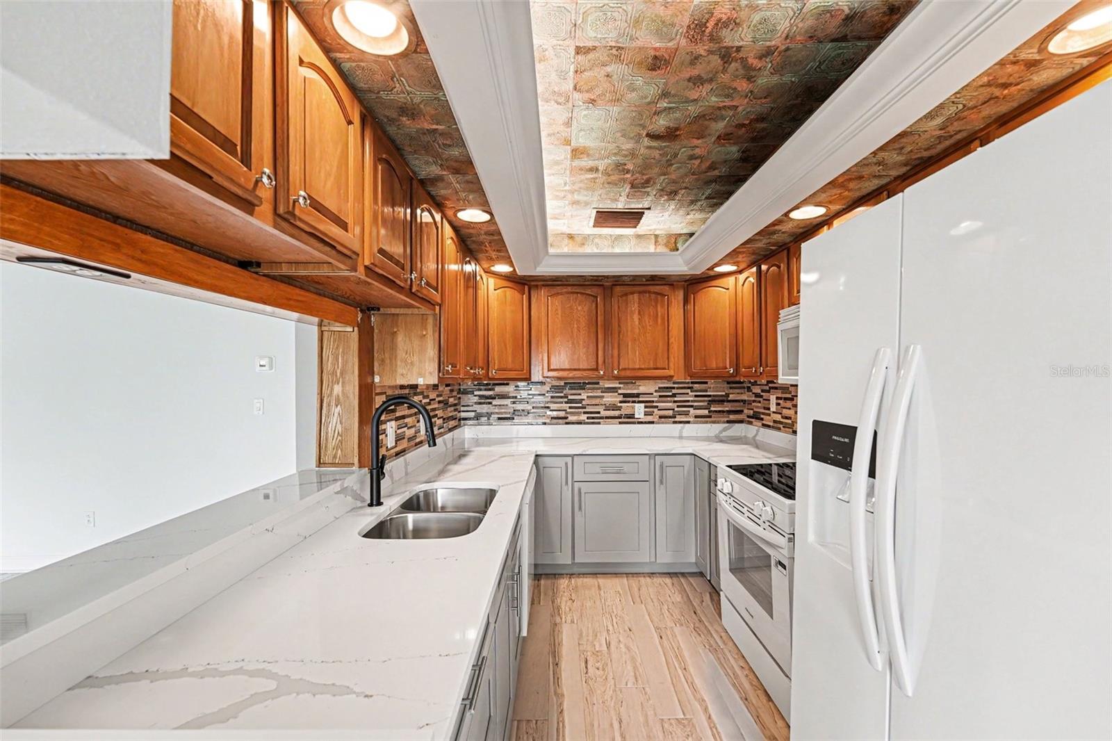 Image 6 of 18 For 546 Plaza Seville Court 85