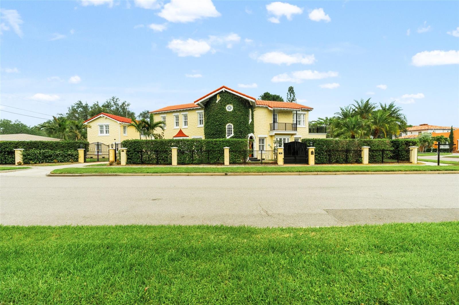 Image 4 of 69 For 190 Bosphorous Avenue