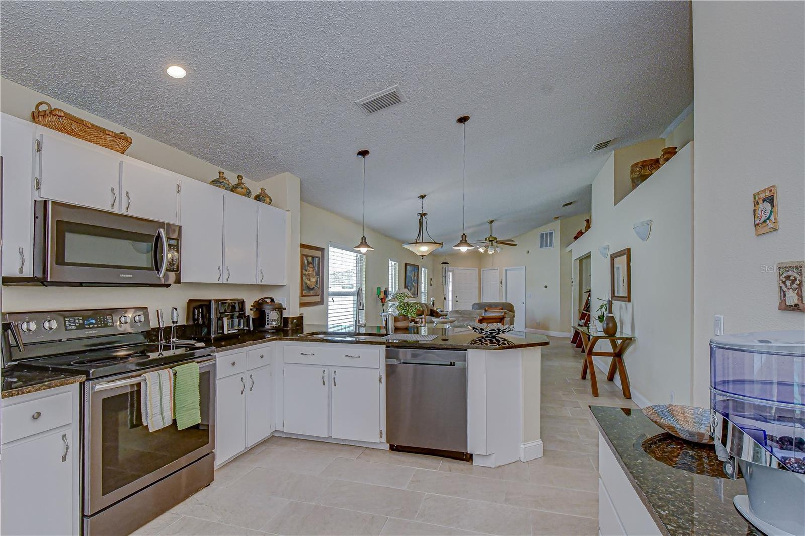 Listing photo id 8 for 1721 Tropicana Way