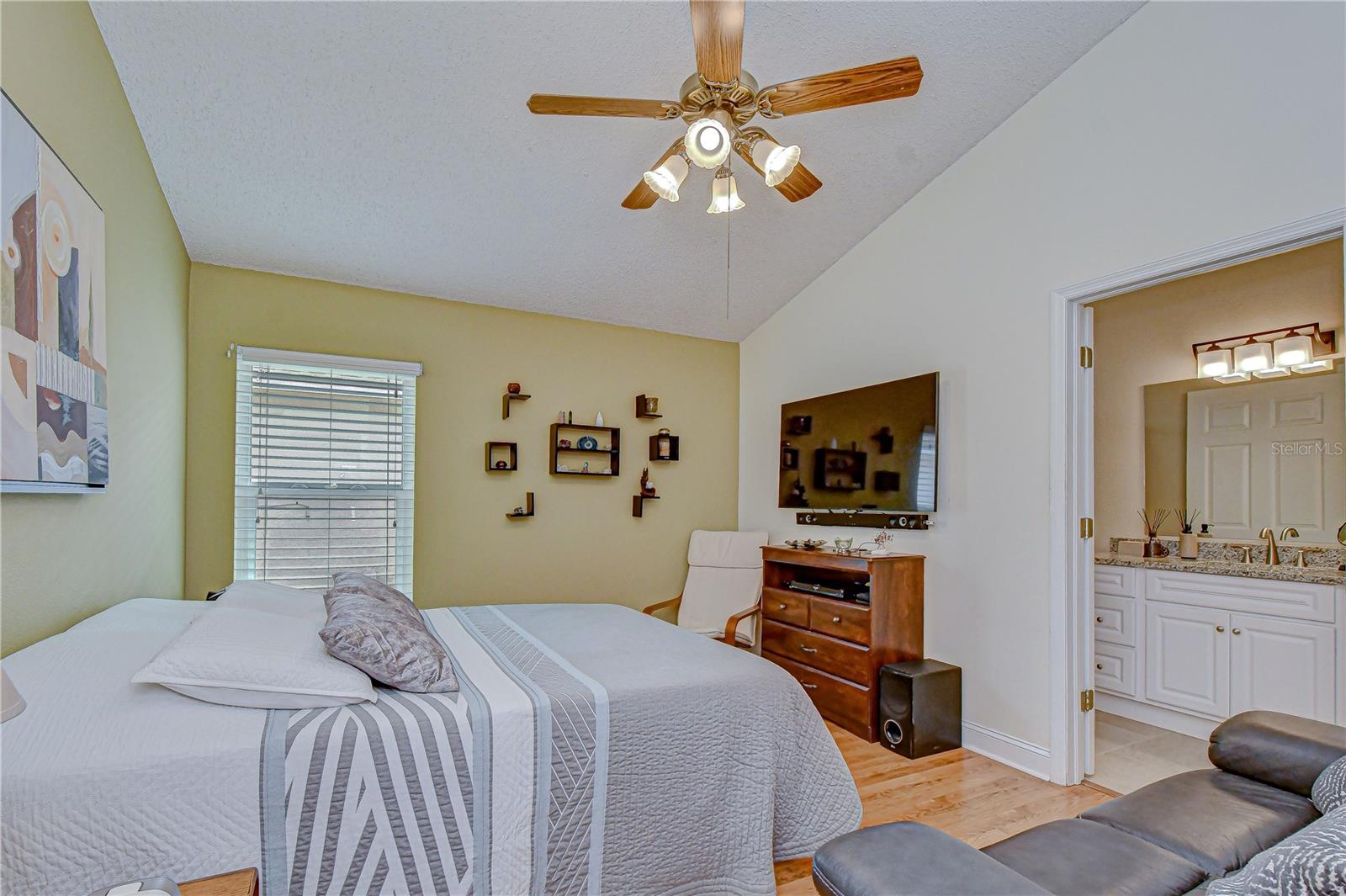 Listing photo id 10 for 1721 Tropicana Way
