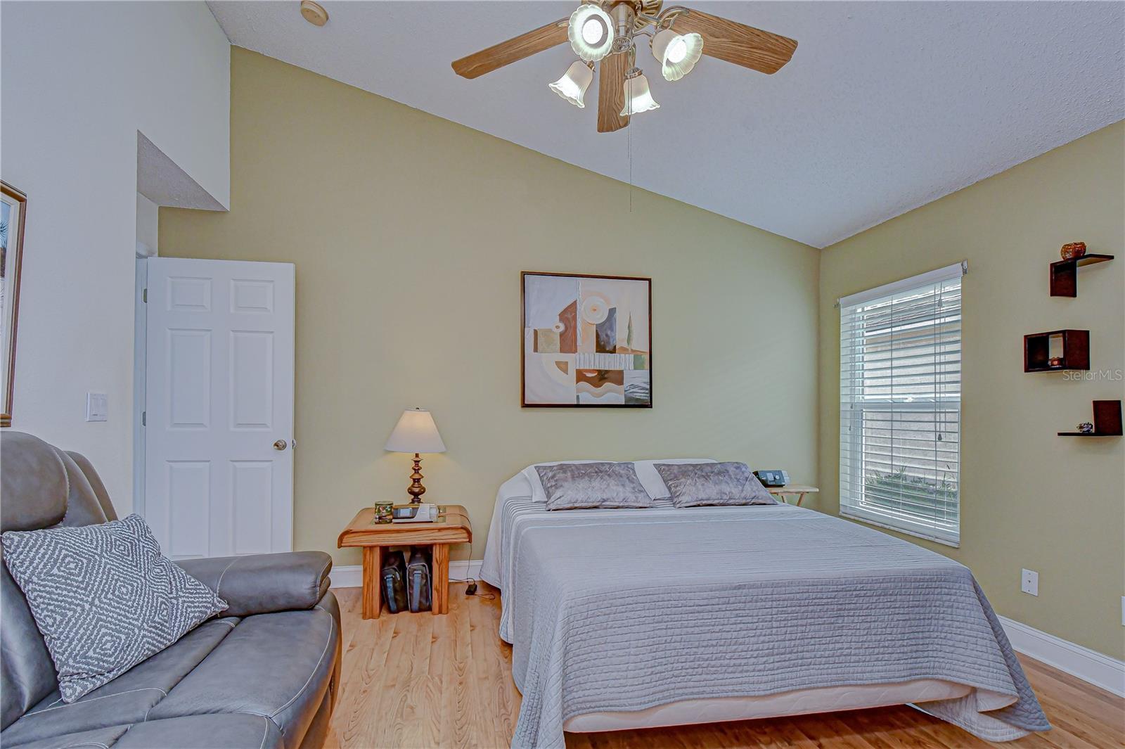 Listing photo id 11 for 1721 Tropicana Way