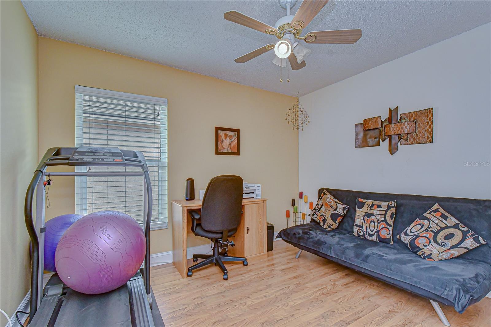 Listing photo id 15 for 1721 Tropicana Way
