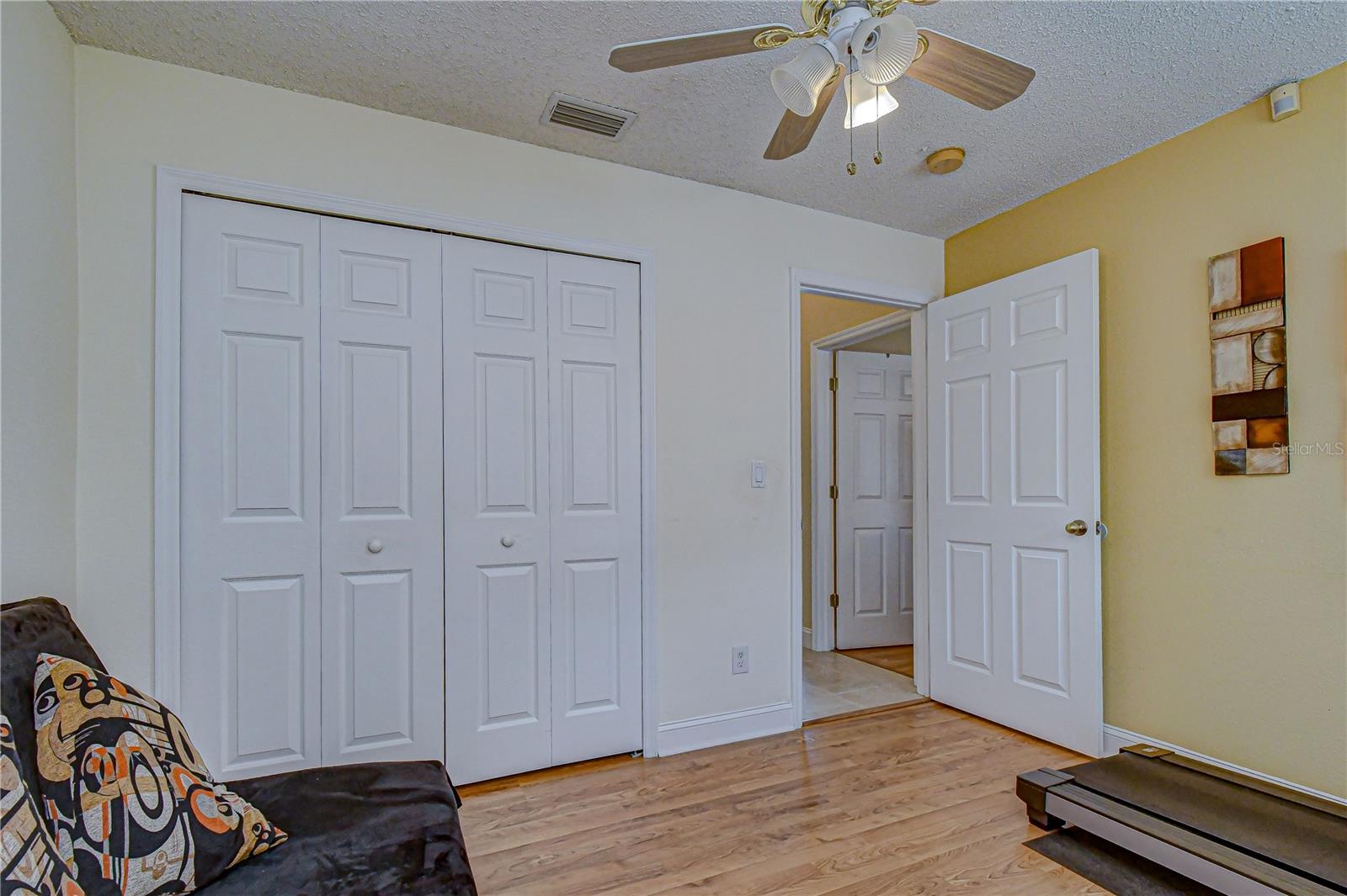 Listing photo id 16 for 1721 Tropicana Way