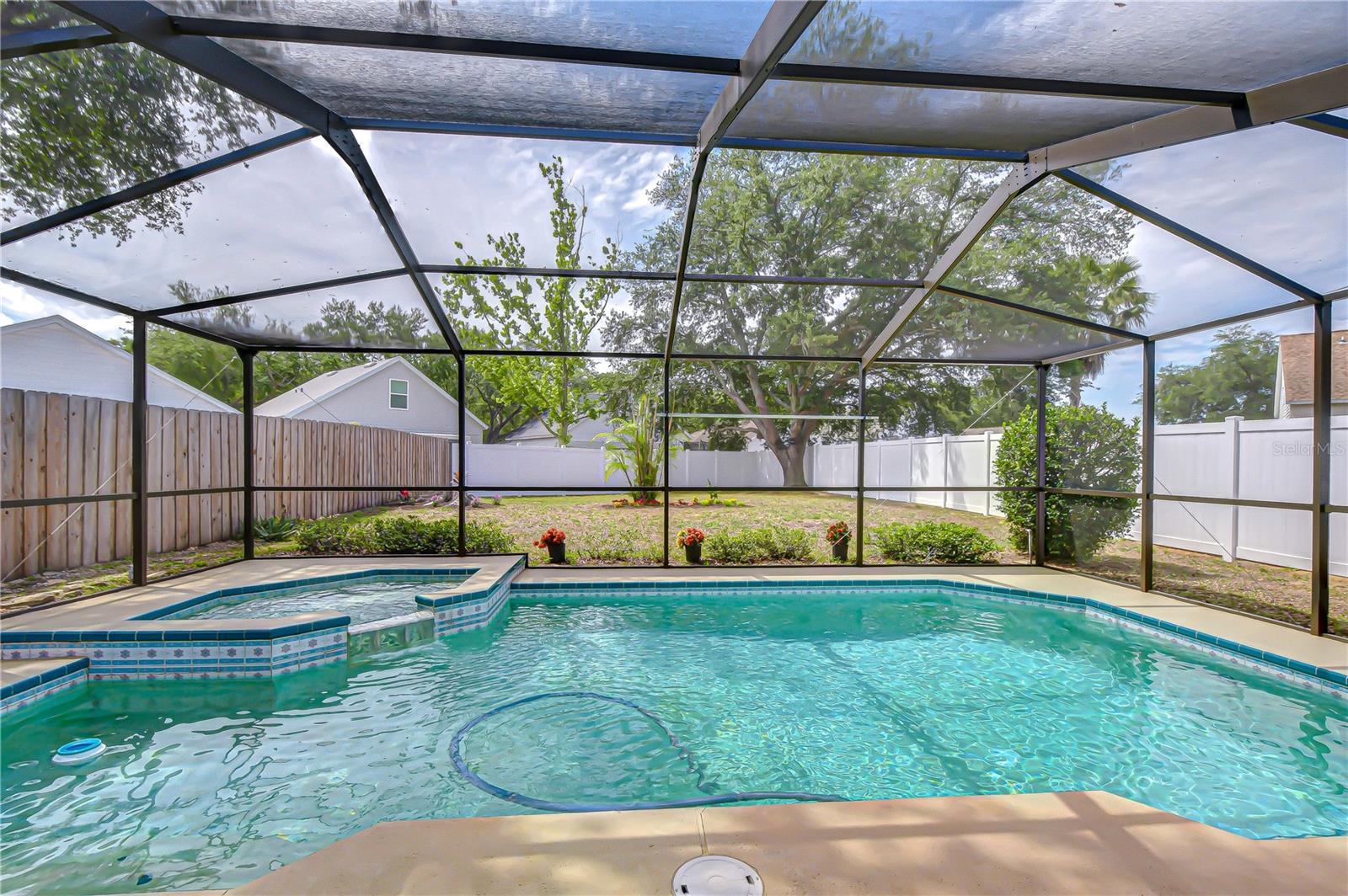 Listing photo id 17 for 1721 Tropicana Way