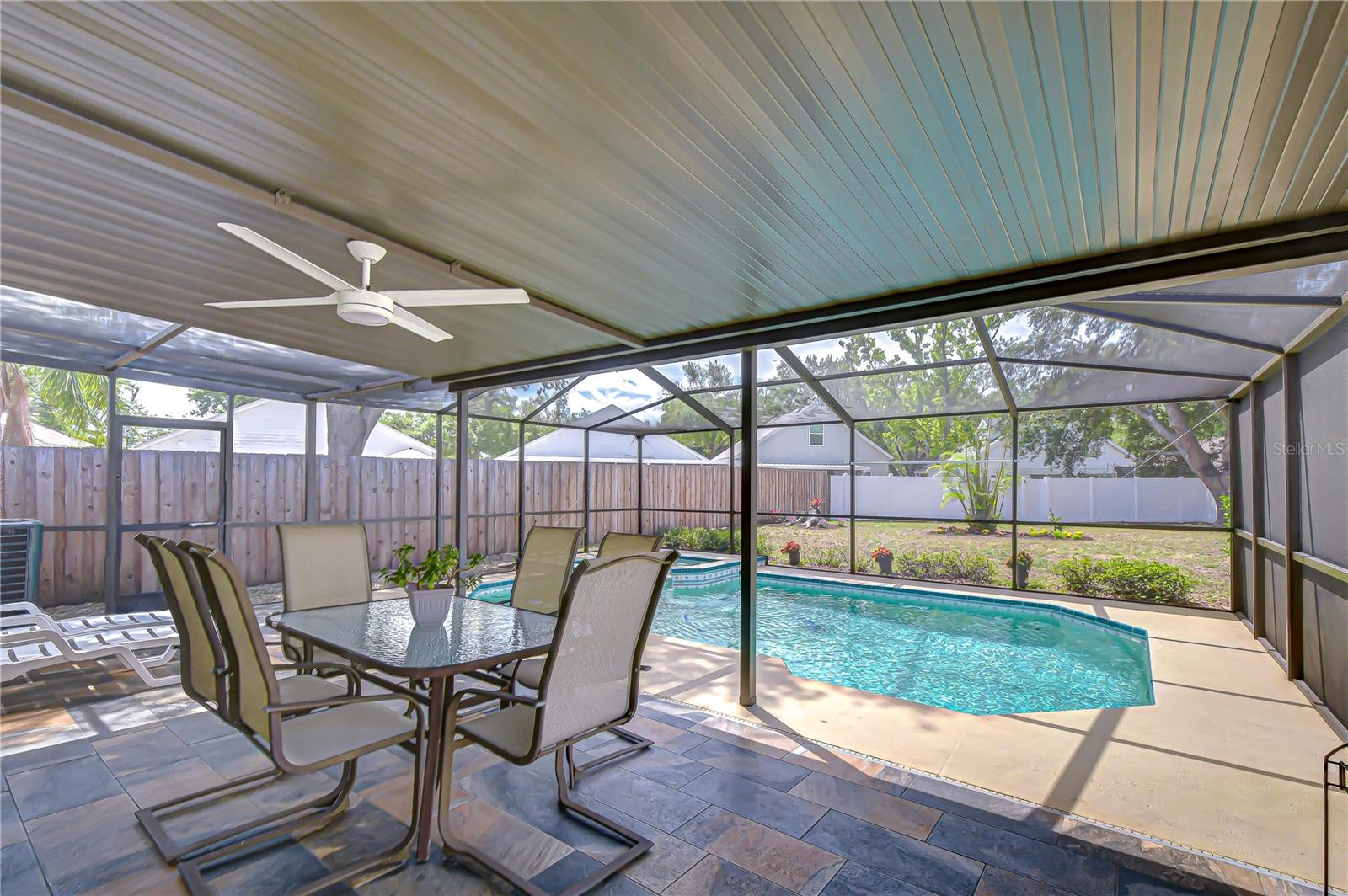 Listing photo id 18 for 1721 Tropicana Way