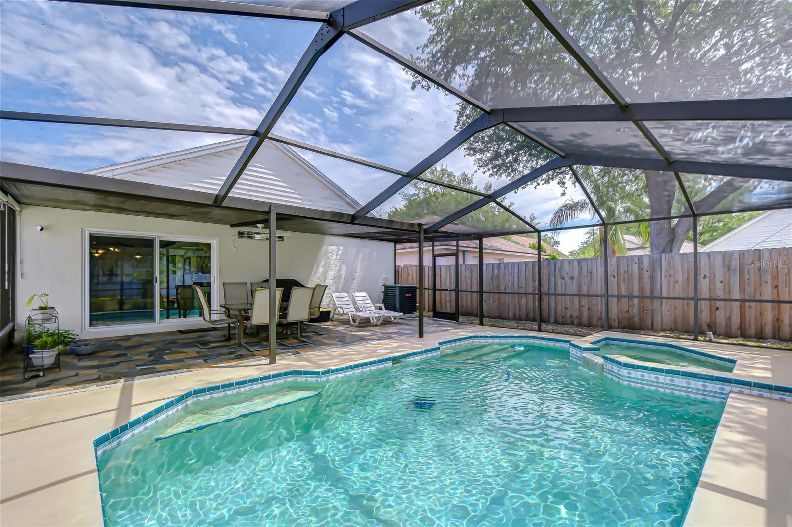 Listing photo id 19 for 1721 Tropicana Way