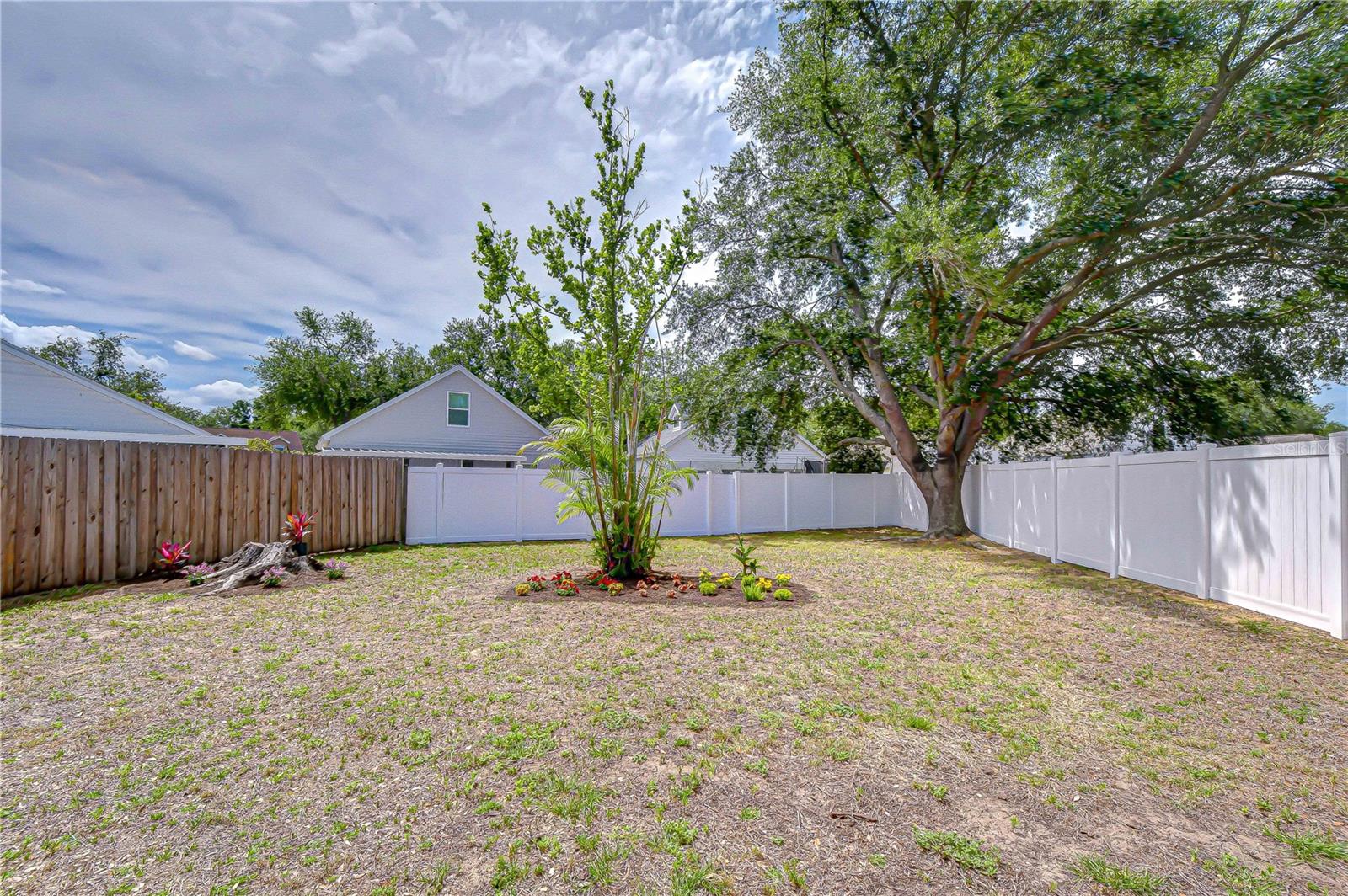 Listing photo id 20 for 1721 Tropicana Way