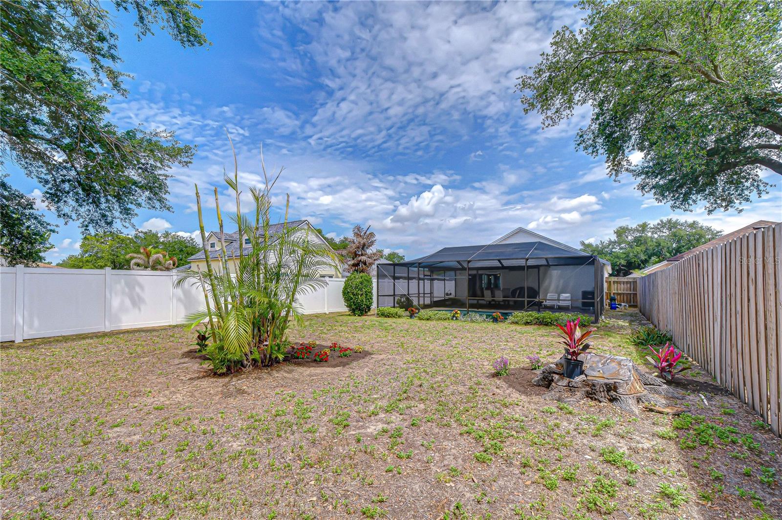 Listing photo id 21 for 1721 Tropicana Way