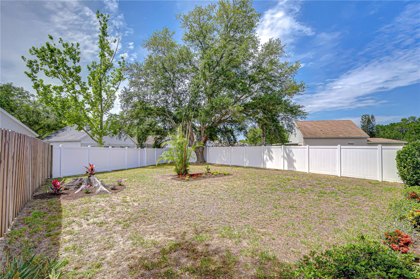 Listing photo id 1 for 1721 Tropicana Way