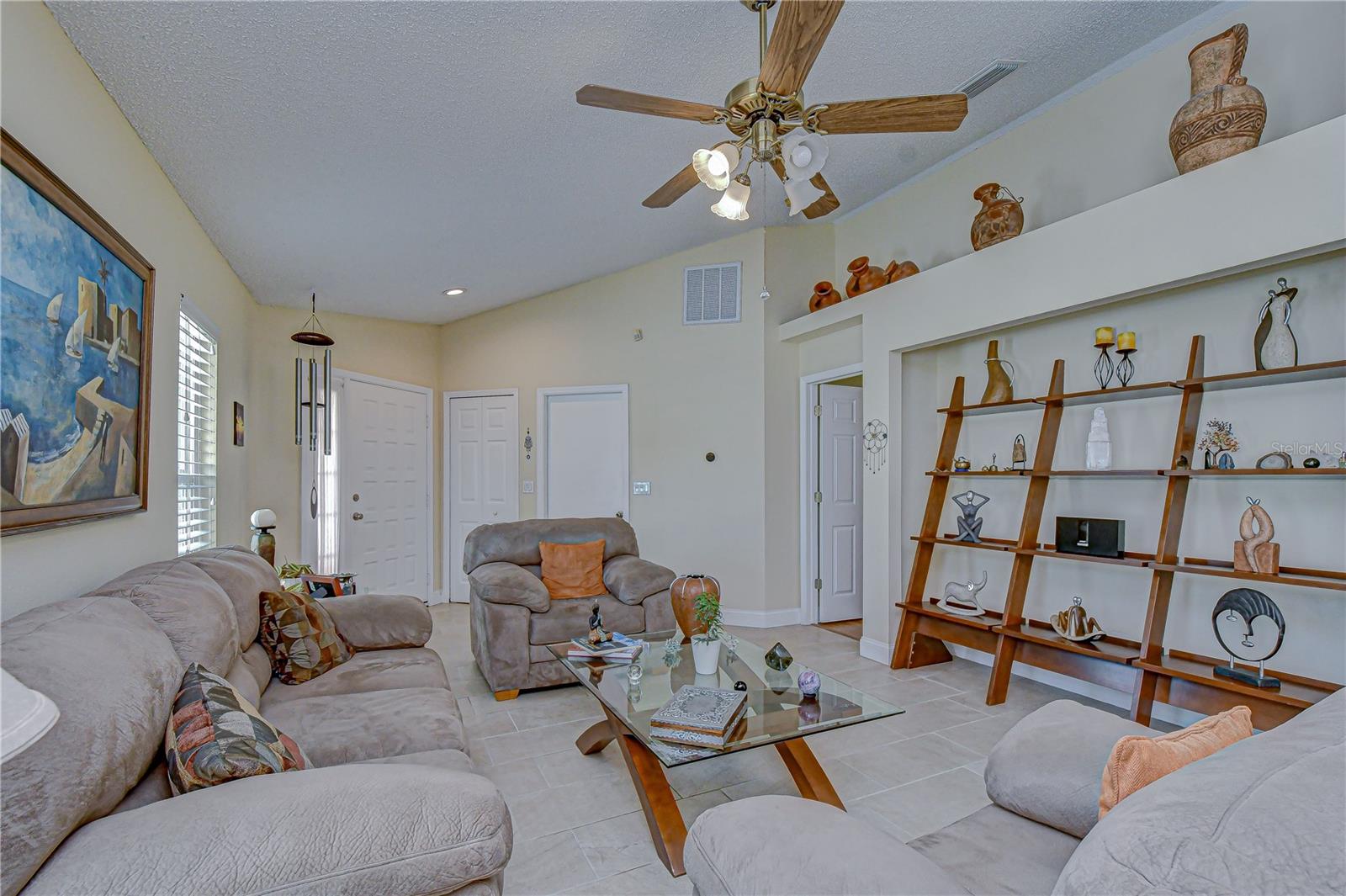 Listing photo id 2 for 1721 Tropicana Way