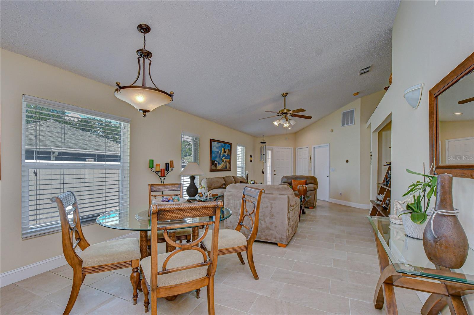 Listing photo id 3 for 1721 Tropicana Way
