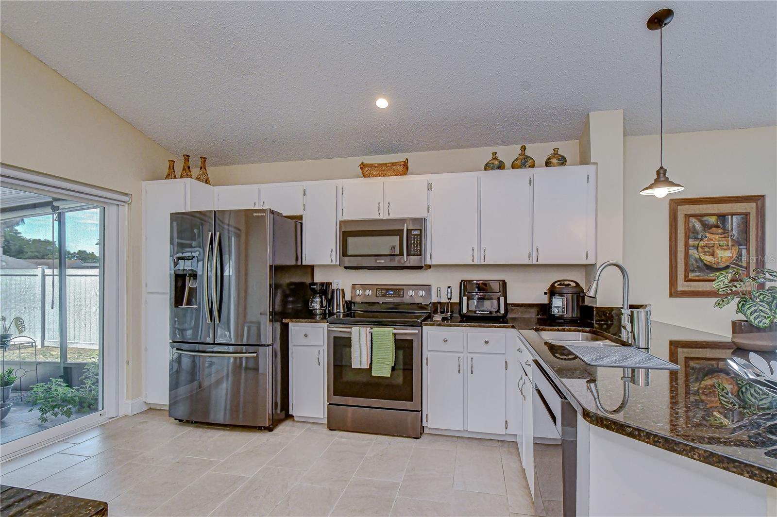 Listing photo id 7 for 1721 Tropicana Way
