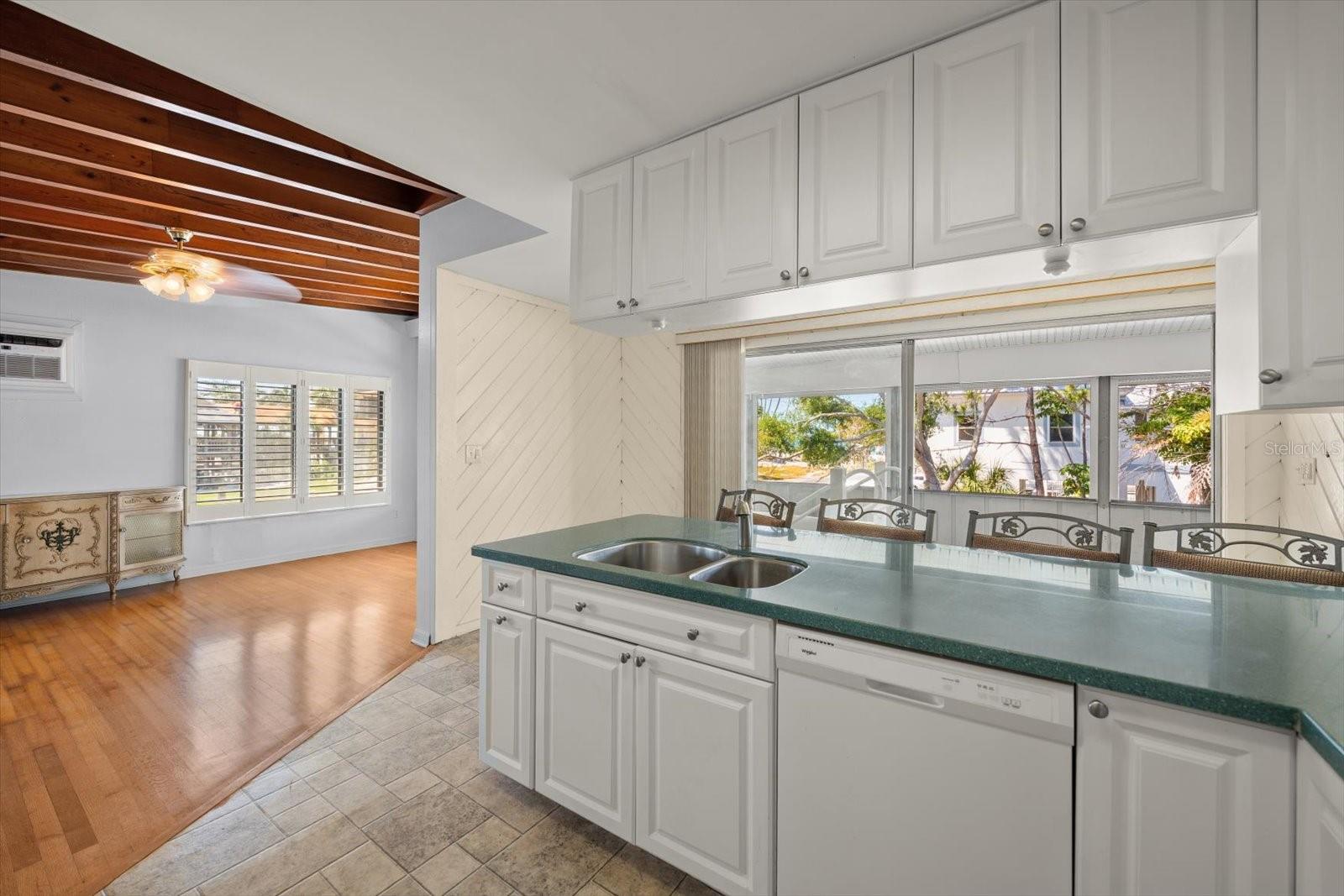 Listing photo id 14 for 40 77th Avenue