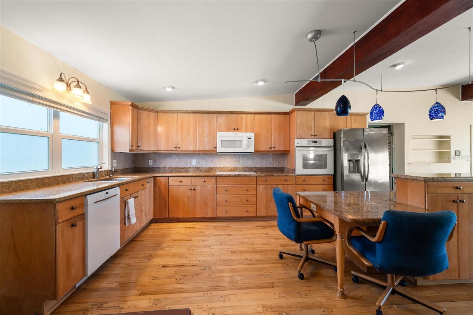 Listing photo id 24 for 40 77th Avenue