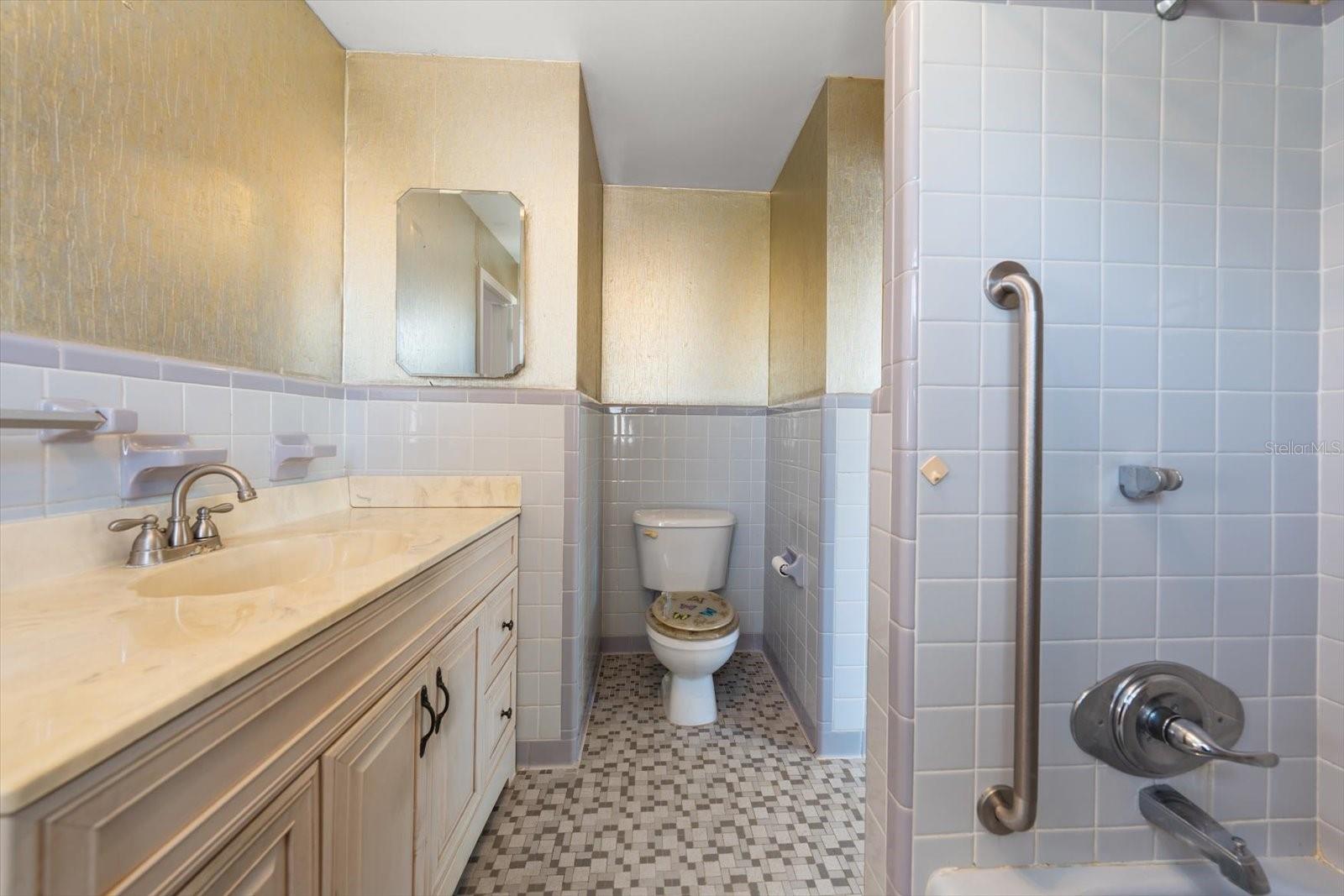 Listing photo id 27 for 40 77th Avenue