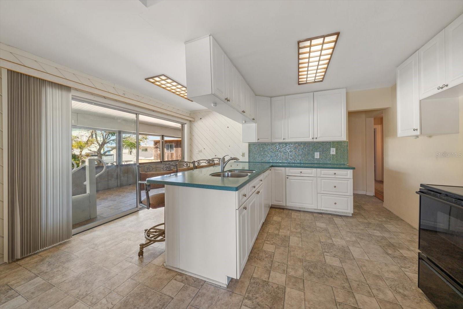 Listing photo id 9 for 40 77th Avenue