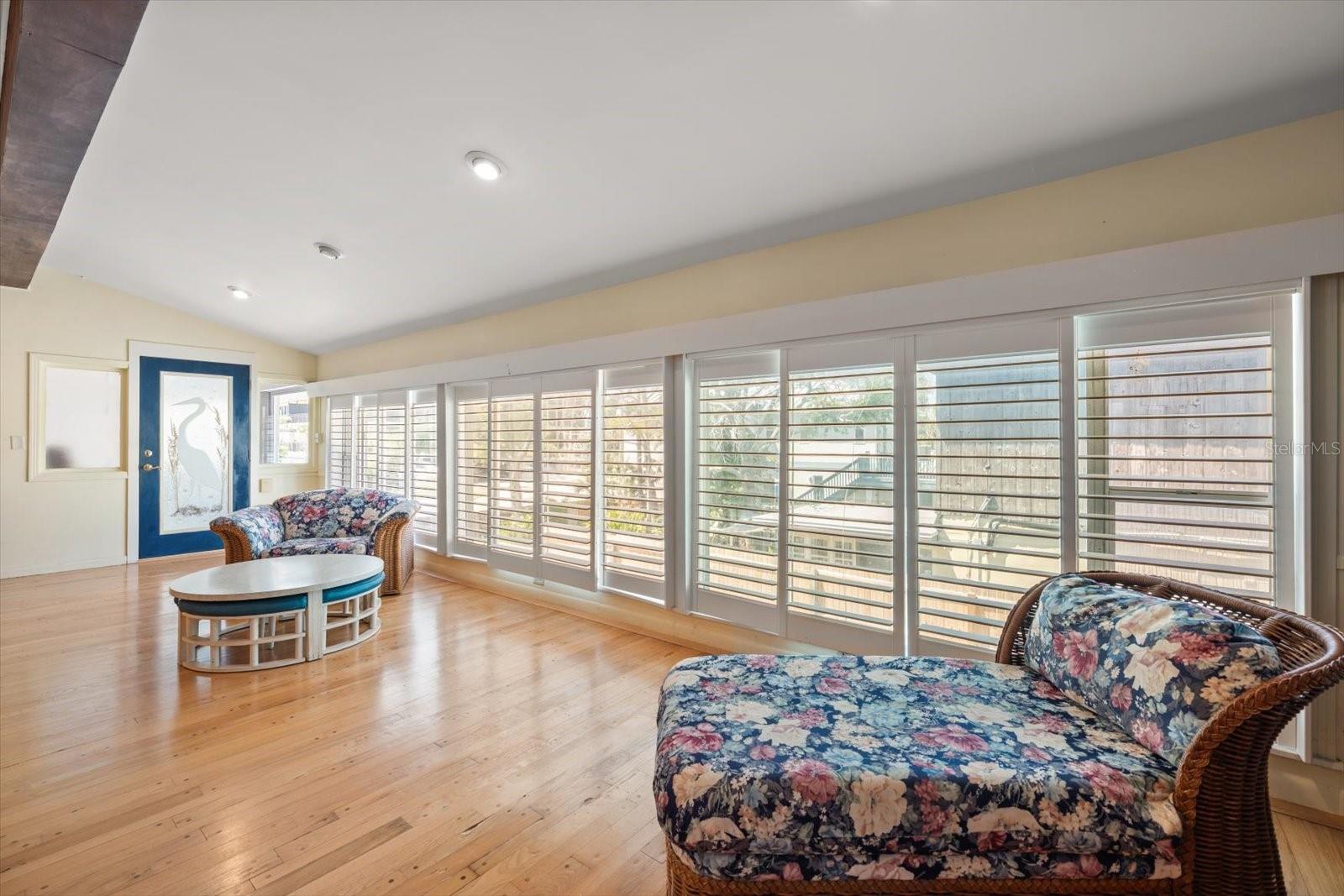 Listing photo id 20 for 40 77th Avenue